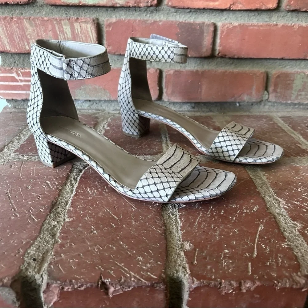 VINCE Rita Leather Sandals in Gray Snake Embossed Sz 8.5